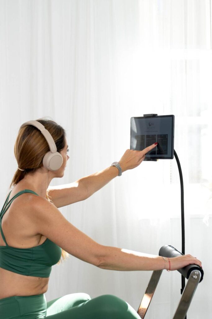 Pilates Reformer Studio mit tablet